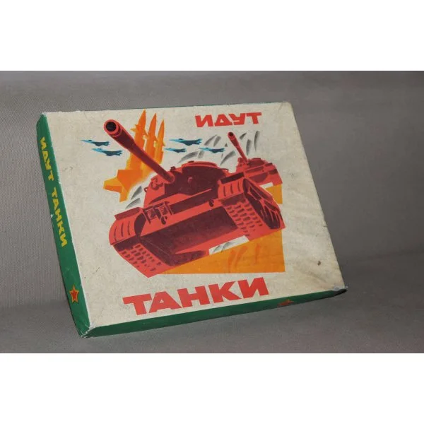 идут танки